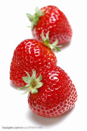 新鲜水果-竖着摆成一排的三颗新鲜草莓