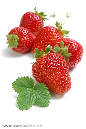 新鲜水果-竖着排列的五颗新鲜草莓和叶子的特写