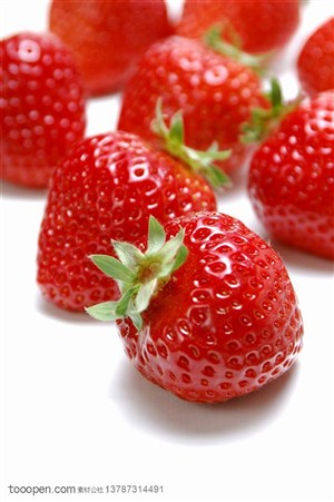 新鲜水果-摆放在一起颗粒饱满的新鲜草莓