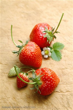 新鲜水果-放在木质桌子上熟透的新鲜草莓