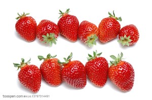 新鲜水果-摆成两排的新鲜草莓