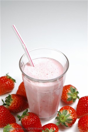 新鲜水果-一杯牛奶草莓边上摆着新鲜草莓