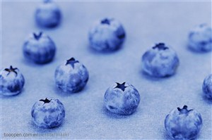 新鲜水果-错位排列在一起的蓝莓