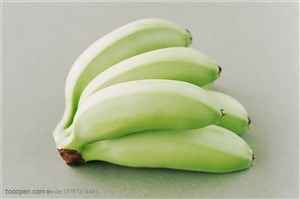 新鲜水果-横着摆放在桌面上的青香蕉