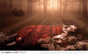躺在树林中的红衣女性