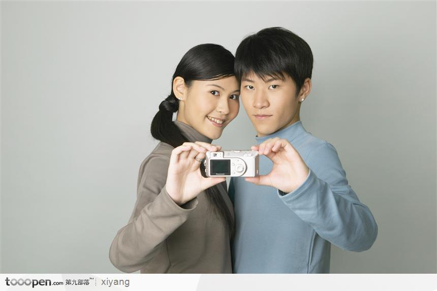 精品素材:用数码相机的情侣