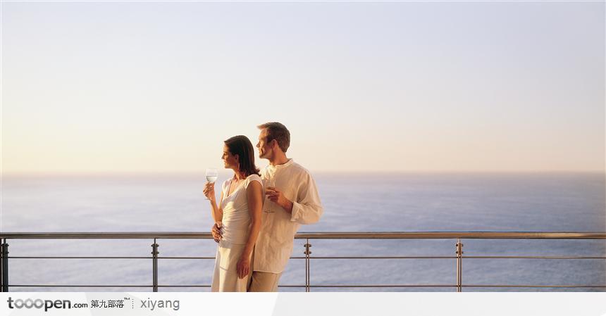 海边品酒的情侣