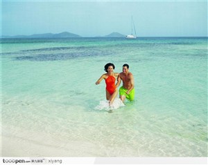 嬉戲情侶海灘