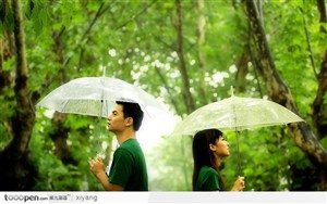 绿荫雨伞下的情侣