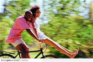 自行车上的情侣