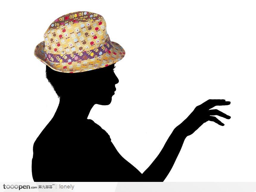 女性剪影与花帽子