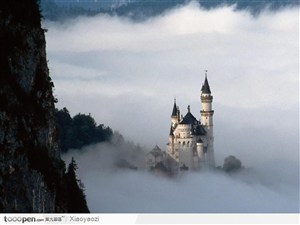 云雾中的城堡