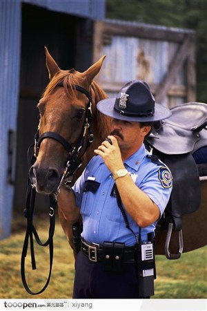 牵着马的警察