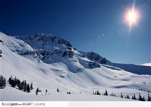 太阳下的雪山