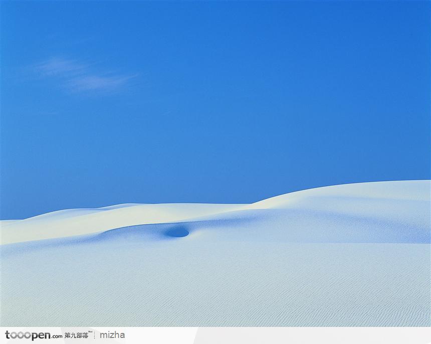 蓝天下的雪地