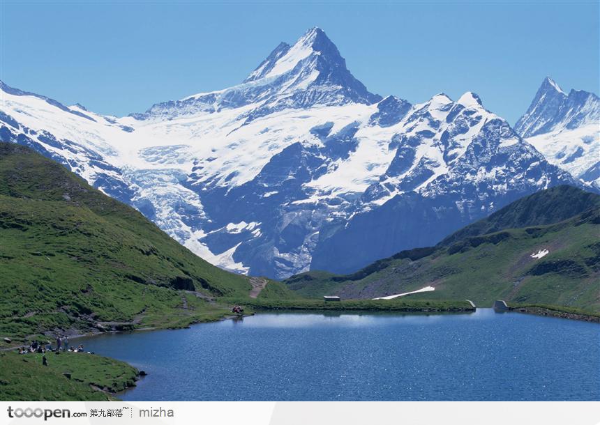 雪山下的湖泊