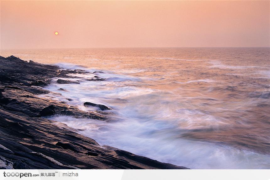 夕阳下的海岸风光