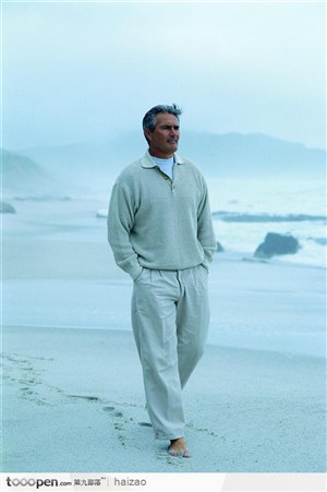 海滩边漫步的男人