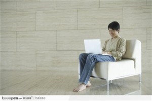 坐着玩笔记本电脑的男人