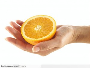 握着橙子的手