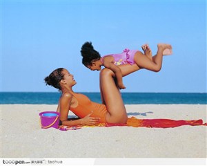 母女俩在沙滩上玩耍