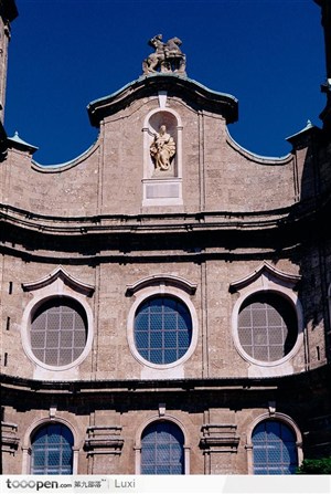 古堡顶上的雕塑和圆形窗户