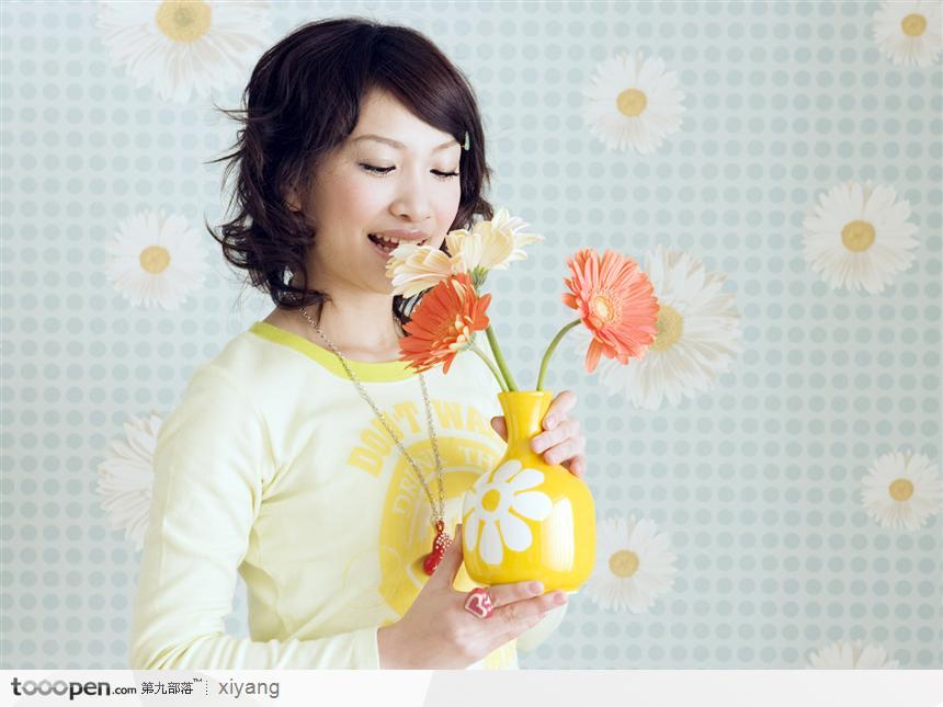 聞花的少女