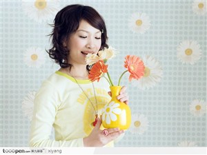 聞花的少女