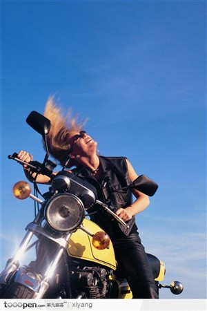 摩托车上的阳光女人
