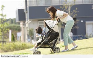 推着婴儿车的女人