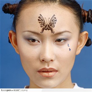 面部纹着蝴蝶的女性