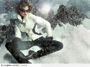 雪地上的女人