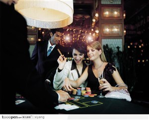 正在赌博的女人 高清图片