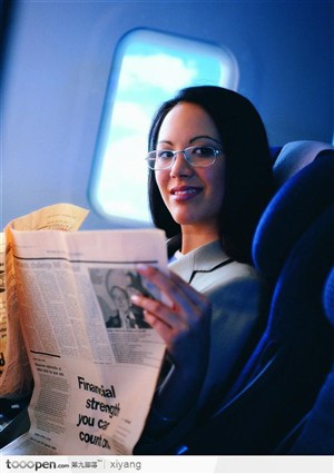 飞机上阅读报纸