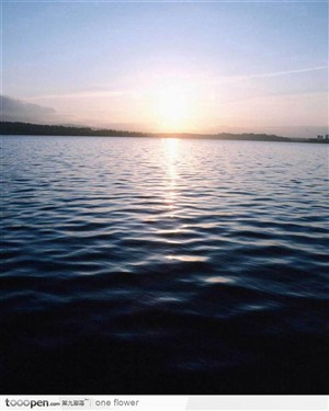 晨曦下平静的湖水
