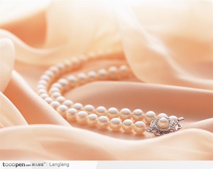 丝绸上的珍珠项链