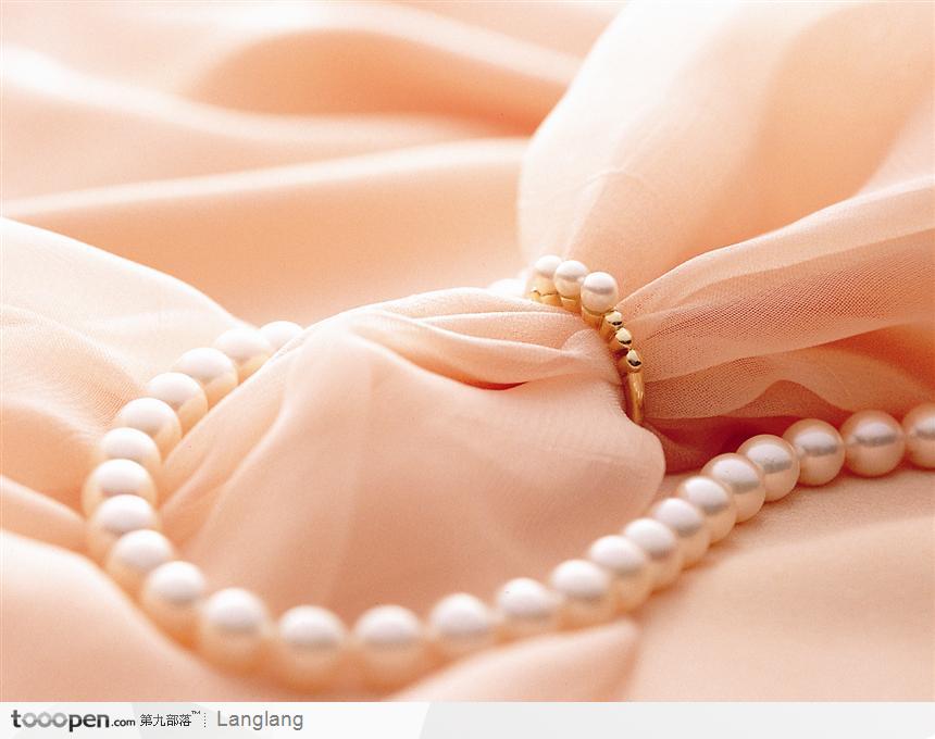 丝绸上的珍珠项链