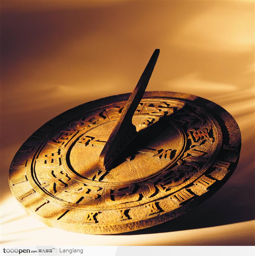 铜质古老时钟钟表图片
