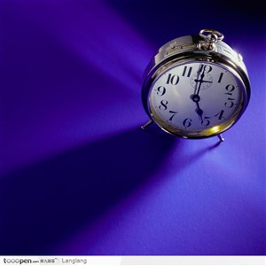 紫色背景下的时钟