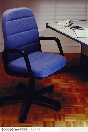 蓝色的电脑椅