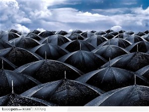众多黑色雨伞