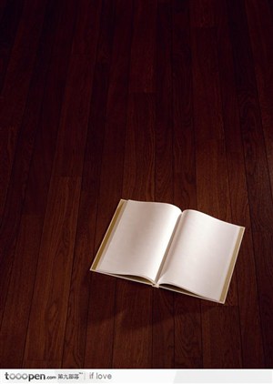 地板上的书本