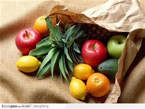 纸袋打包的水果