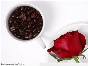 装满咖啡的杯子和一朵红玫瑰