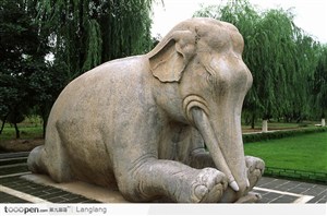 坐着的石雕大象