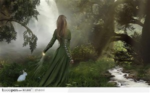 行走在森林中的绿衣美女