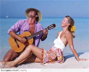 情侣沙滩弹吉他