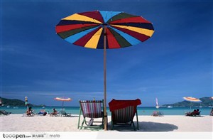 海边彩色遮阳伞下的休闲坐
