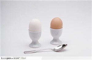 两个鸡蛋与一个勺子