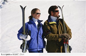 两个人拿着滑雪道具